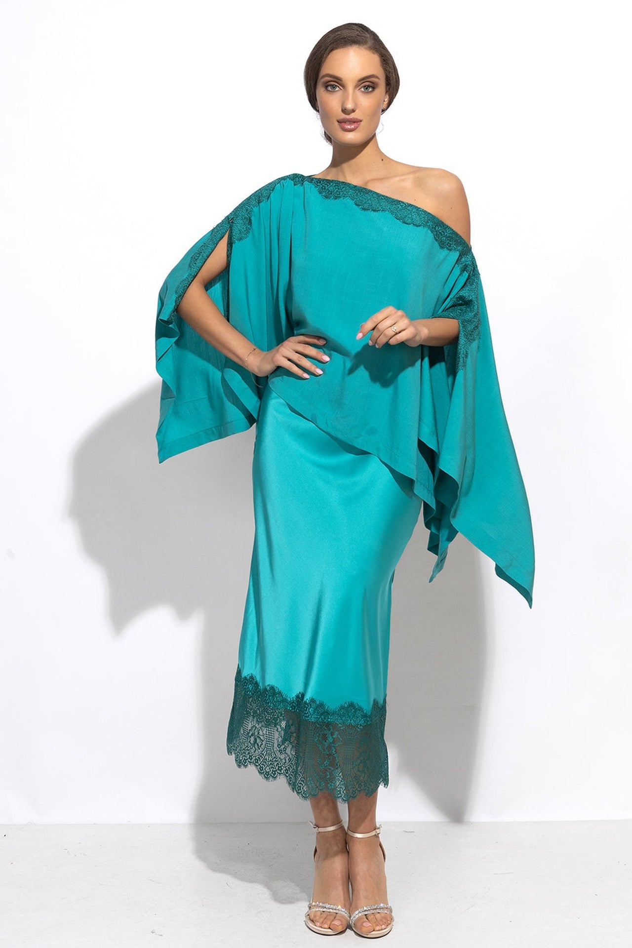 RELAXED VISCOSE TUNIC WITH SIDE SLITS AND LACE IN TURQUOISE - ESSENTIALS - Fashion Roots