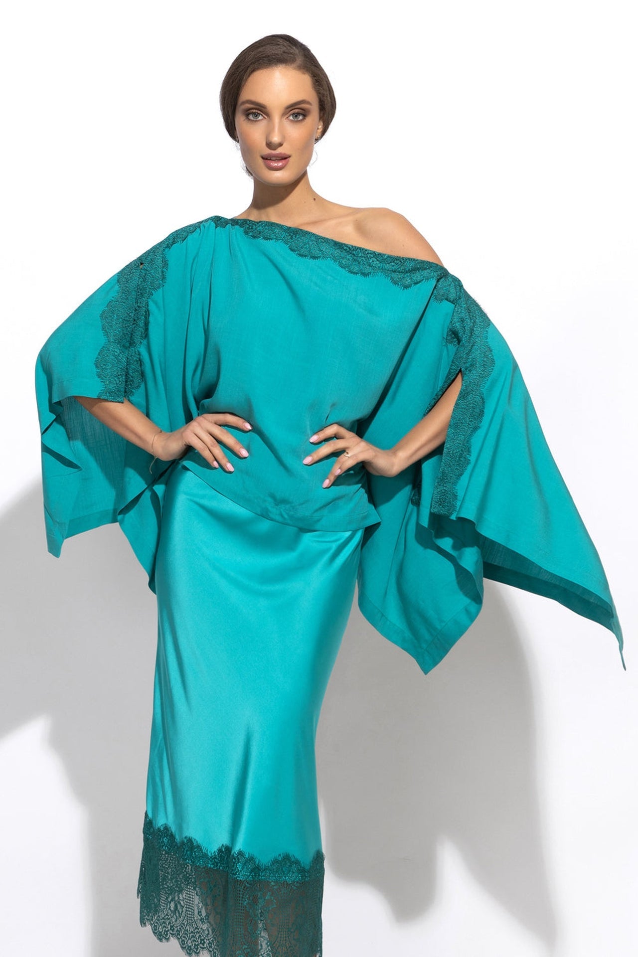 RELAXED VISCOSE TUNIC WITH SIDE SLITS AND LACE IN TURQUOISE - ESSENTIALS - Fashion Roots