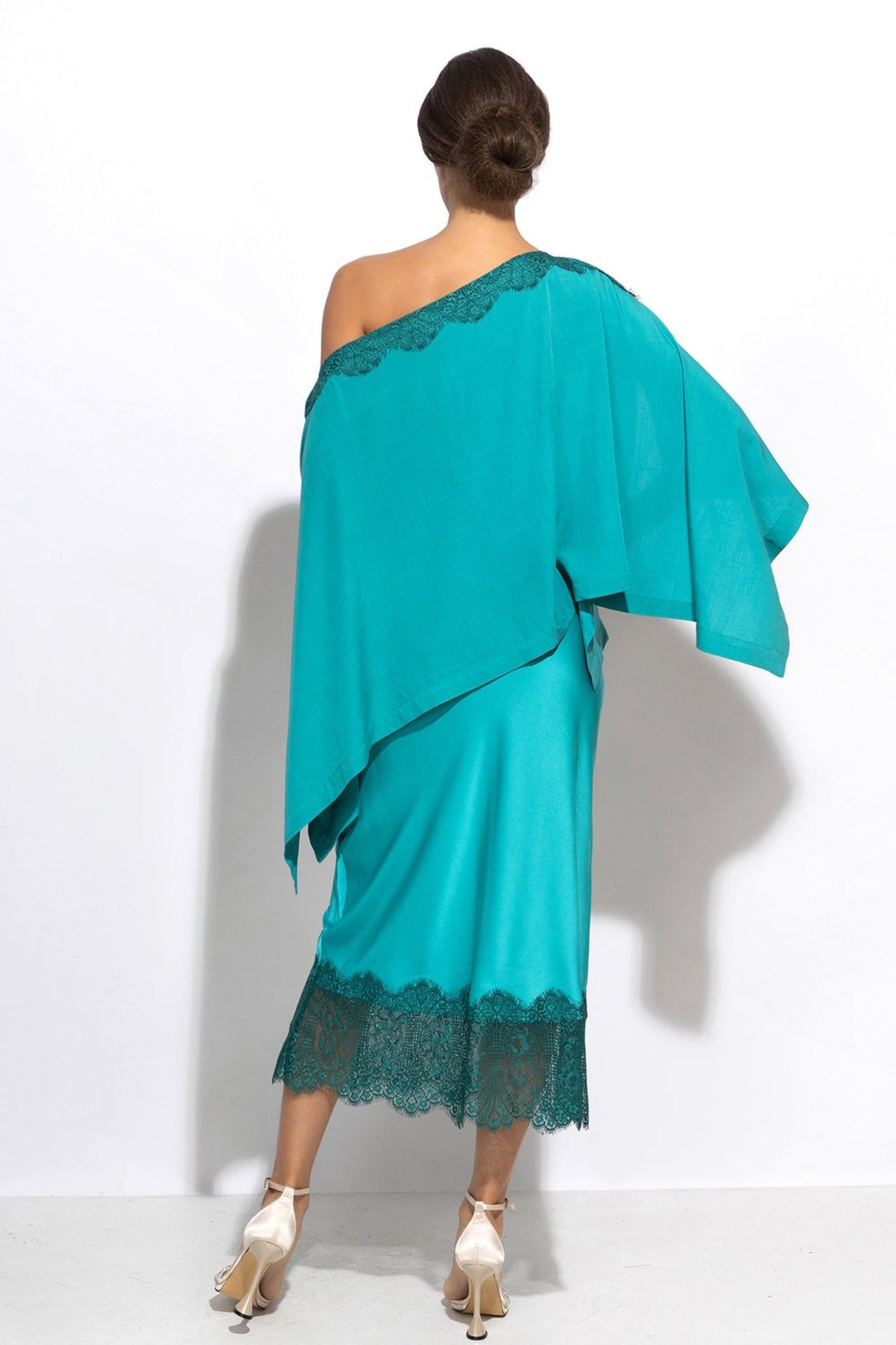 RELAXED VISCOSE TUNIC WITH SIDE SLITS AND LACE IN TURQUOISE - ESSENTIALS - Fashion Roots