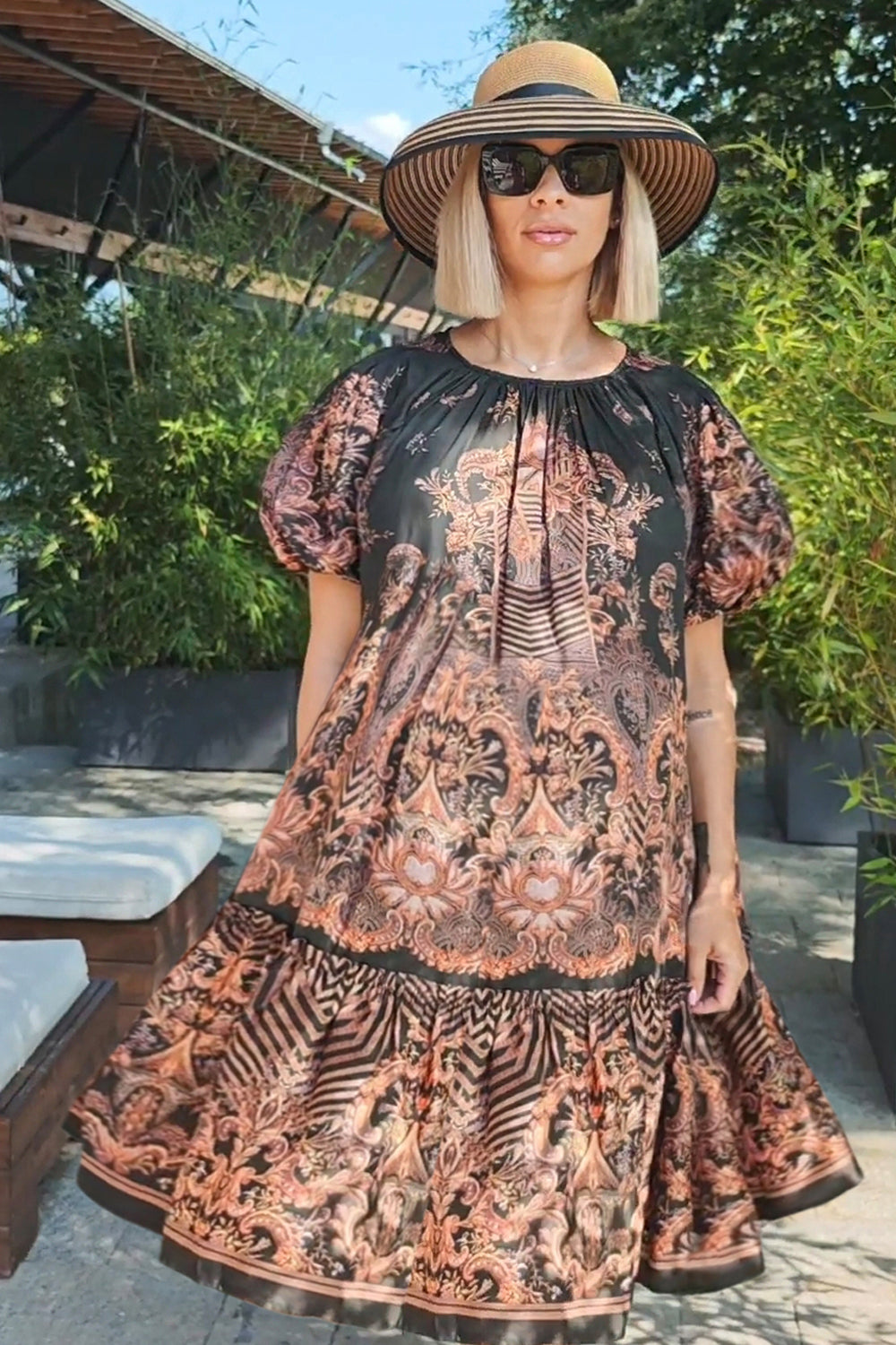 ROBE EN SATIN DE VISCOSE À MANCHES BOUFFANTES - RAYURES DORÉ