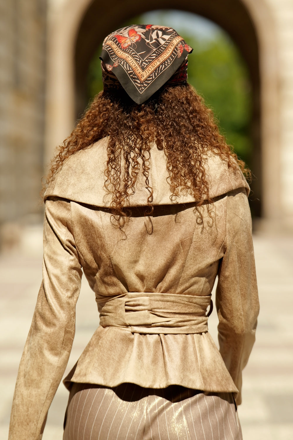 SUEDE-LOOK BLAZER WITH ASYMMETRICAL CLOSURE IN CAPPUCINO- ESSENTIALS JIORO БЛЕЙЗЕР С ШАЛ ЯКА ОТ ВЕЛУР В ЦВЯТ КАПУЧИНО - ESSENTIALS JIORO