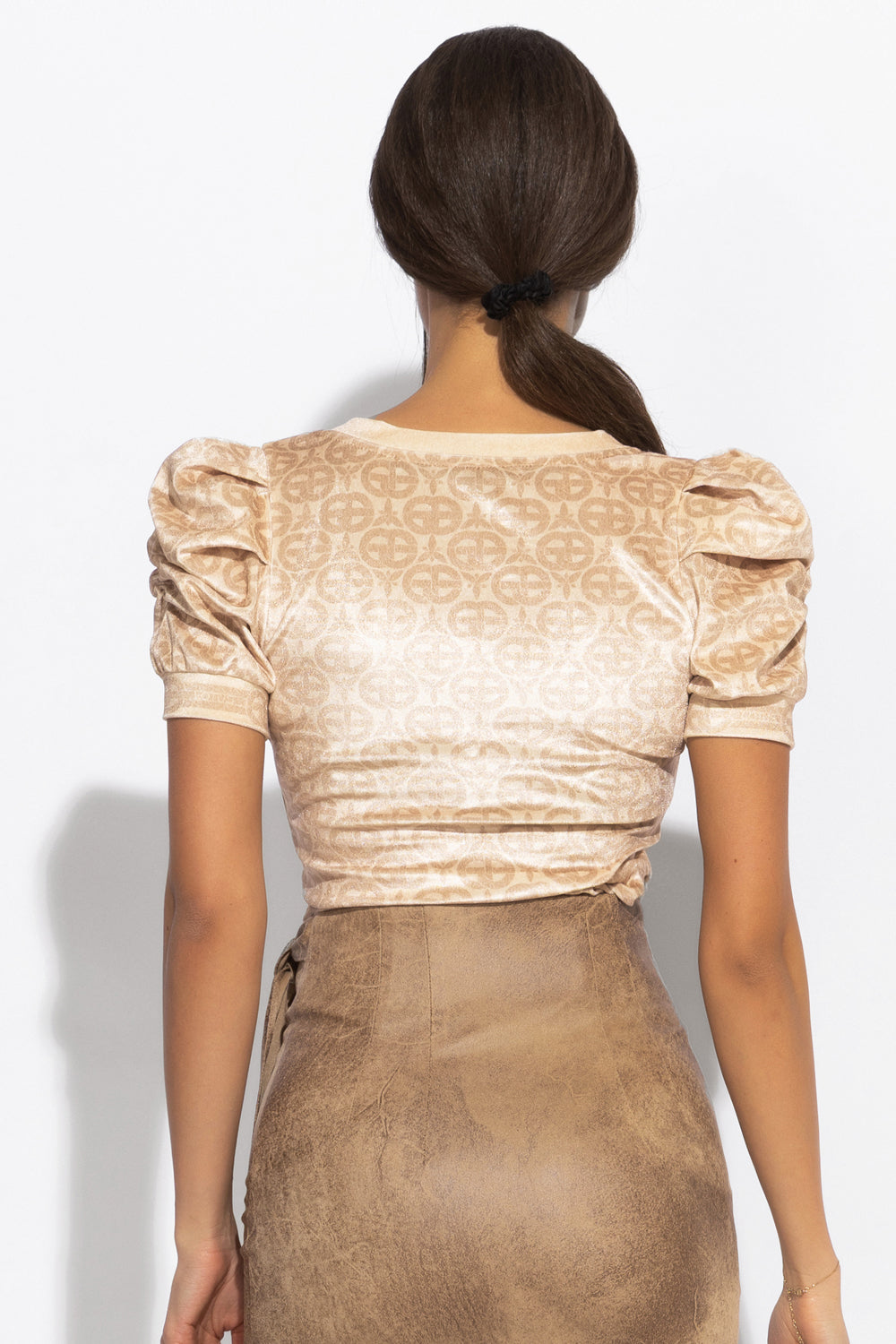 BLOUSE WITH PUFF SLEEVES AND V-NECKLINE - IVORY LOGO JIORO БЛУЗА С КЪС БУФАН РЪКАВ И V-ДЕКОЛТЕ - IVORY LOGO JIORO