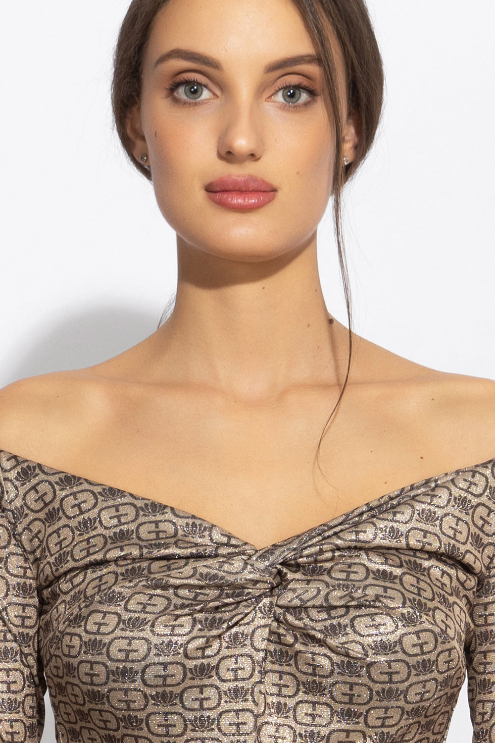 TOP AVEC DÉTAIL TORSADÉ ET MANCHES LONGUES - LOGO MARRON FONCÉ