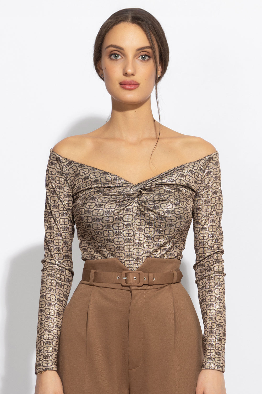 TOP WITH TWIST DETAIL AND LONG SLEEVES - DARK BROWN LOGO JIORO БЛУЗА С ОТВОРЕНИ РАМЕНЕ - DARK BROWN LOGO JIORO