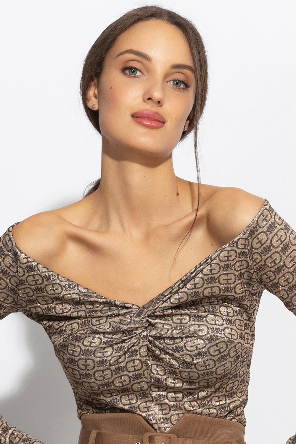 TOP WITH TWIST DETAIL AND LONG SLEEVES - DARK BROWN LOGO JIORO БЛУЗА С ОТВОРЕНИ РАМЕНЕ - DARK BROWN LOGO JIORO