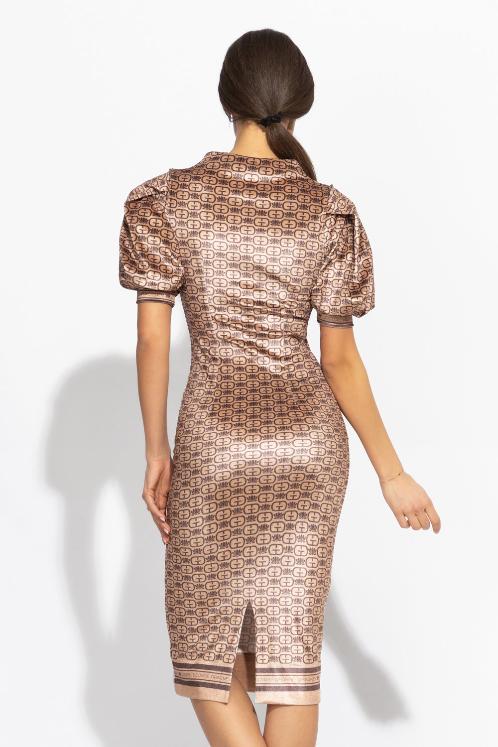 FITTED DRESS MADE OF SMOOTH VELVET - DARK BROWN LOGO JIORO ВТАЛЕНА РОКЛЯ ОТ КАДИФЕ С ВИСОКА ЯКА - DARK BROWN LOGO JIORO