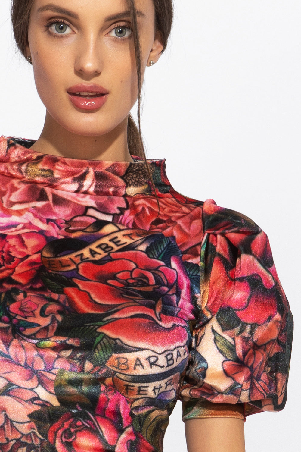 FITTED DRESS MADE OF SMOOTH VELVET - TATTOO STAR JIOROВТАЛЕНА РОКЛЯ ОТ КАДИФЕ С ВИСОКА ЯКА - TATTOO STAR JIORO