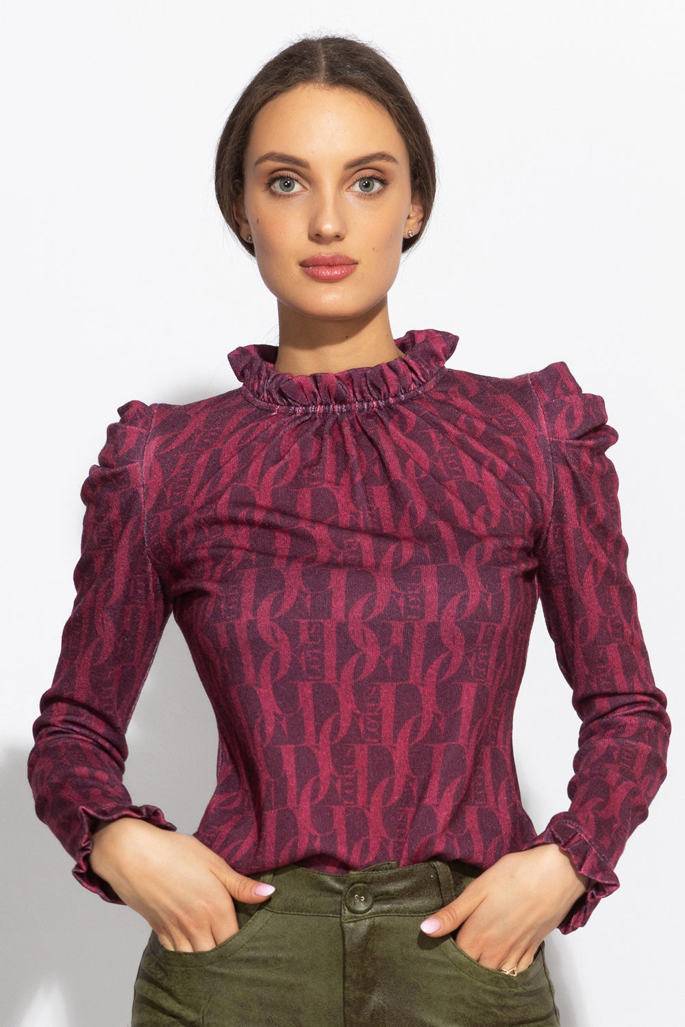 BLOUSE WITH GATHERED NECKLINE AND LOGO PRINT - BURGUNDY LOGO JIORO БЛУЗА ОТ ФИНО ПЛЕТИВО - BURGUNDY LOGO JIORO