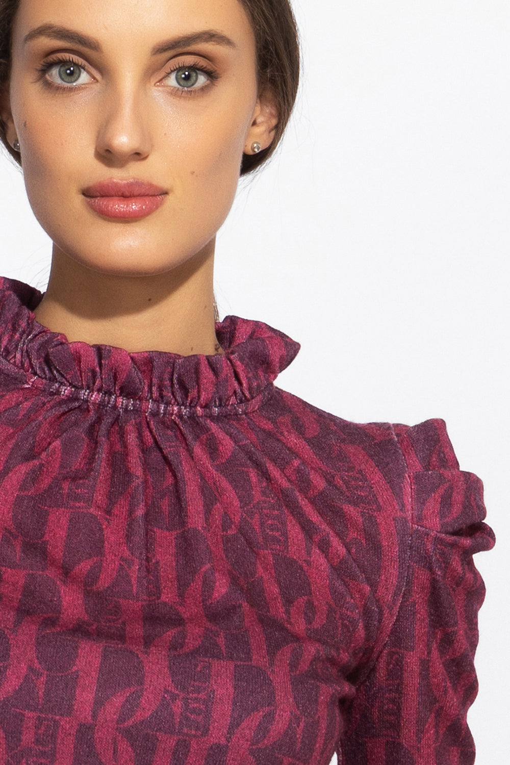 BLOUSE WITH GATHERED NECKLINE AND LOGO PRINT - BURGUNDY LOGO JIORO БЛУЗА ОТ ФИНО ПЛЕТИВО - BURGUNDY LOGO JIORO