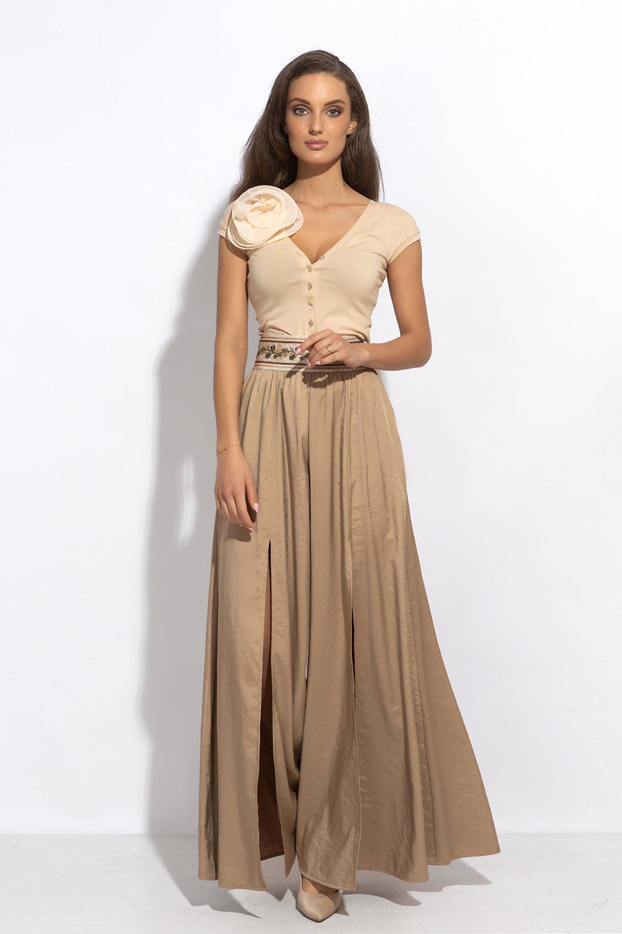 HIGH-WAISTED PANTS CUPRO TOUCH WITH SLITS IN BEIGE - ESSENTIALS