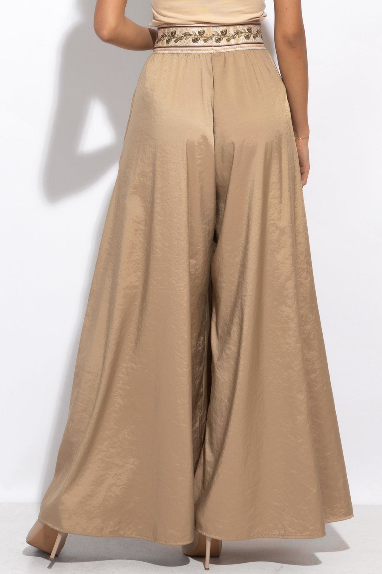 HIGH-WAISTED PANTS CUPRO TOUCH WITH SLITS IN BEIGE - ESSENTIALS - Fashion Roots