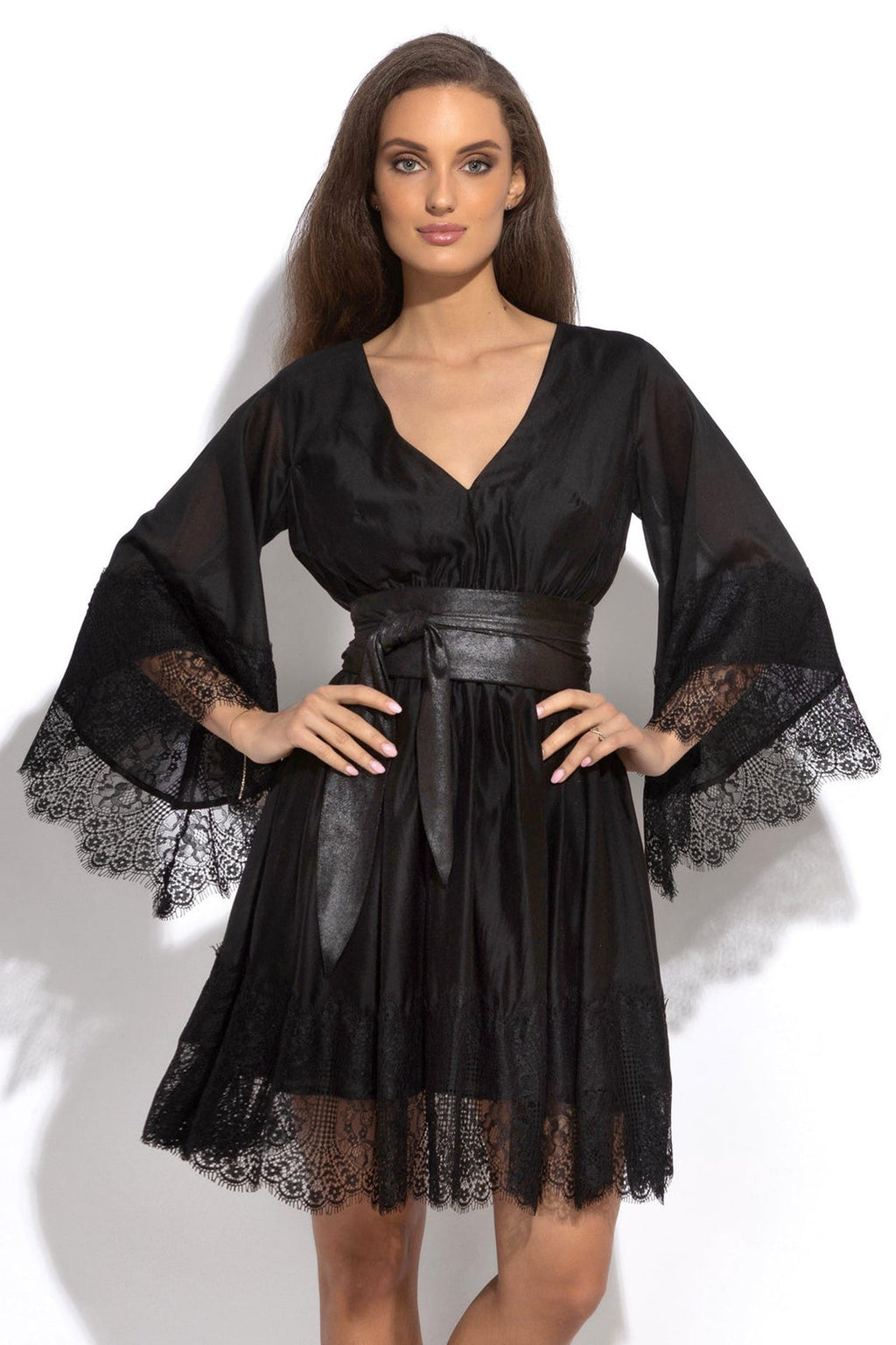 ROBE COURTE EN TENCEL AVEC DENTELLE NOIRE - ESSENTIALS