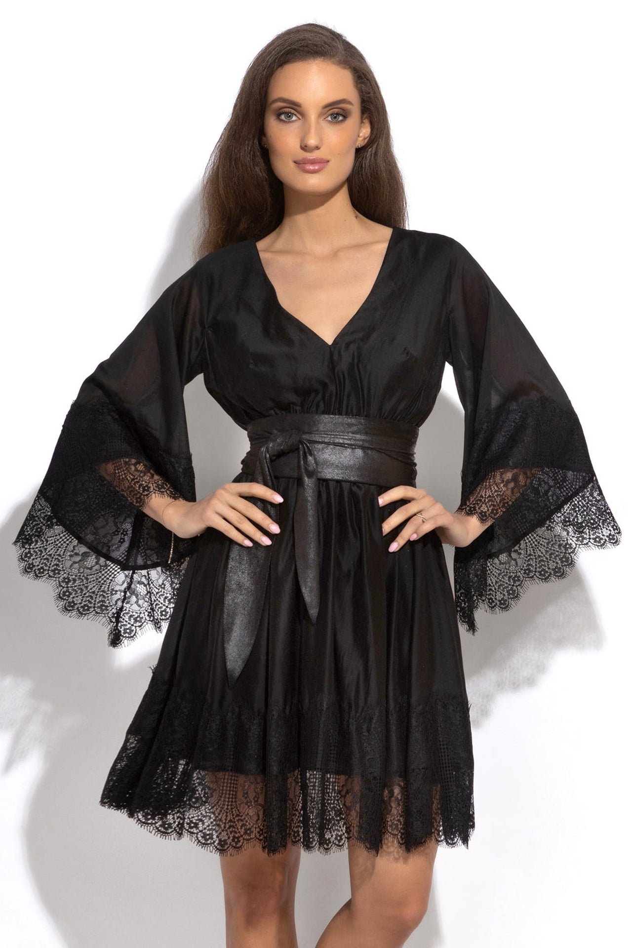 ROBE COURTE EN TENCEL AVEC DENTELLE NOIRE - ESSENTIALS