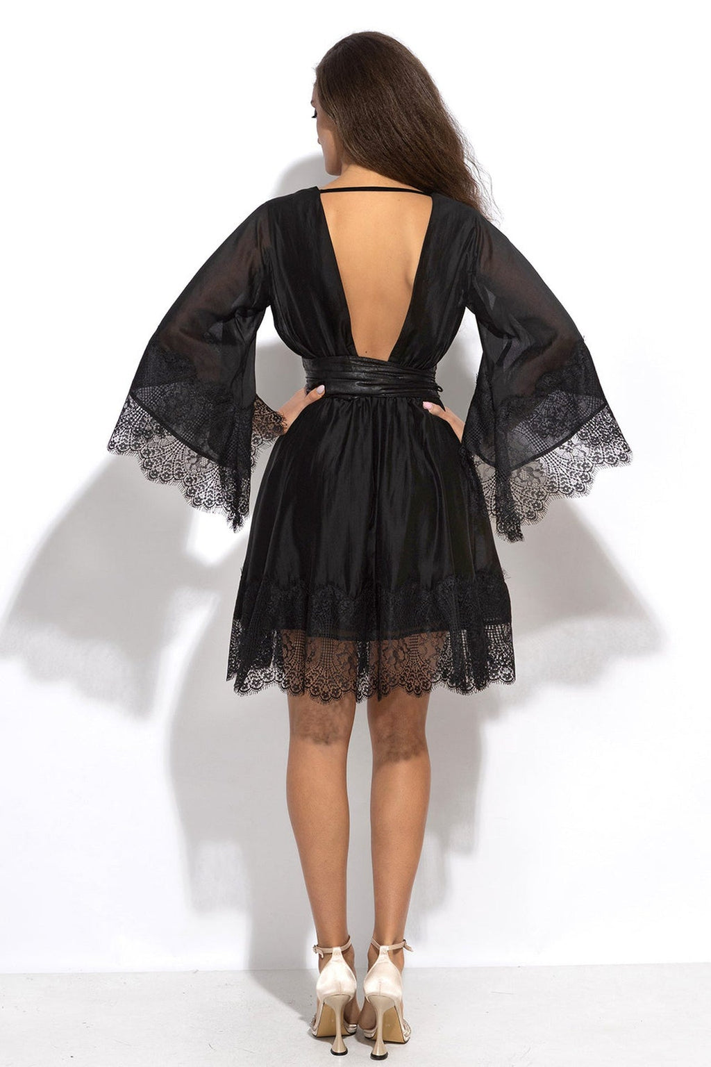 ROBE COURTE EN TENCEL AVEC DENTELLE NOIRE - ESSENTIALS