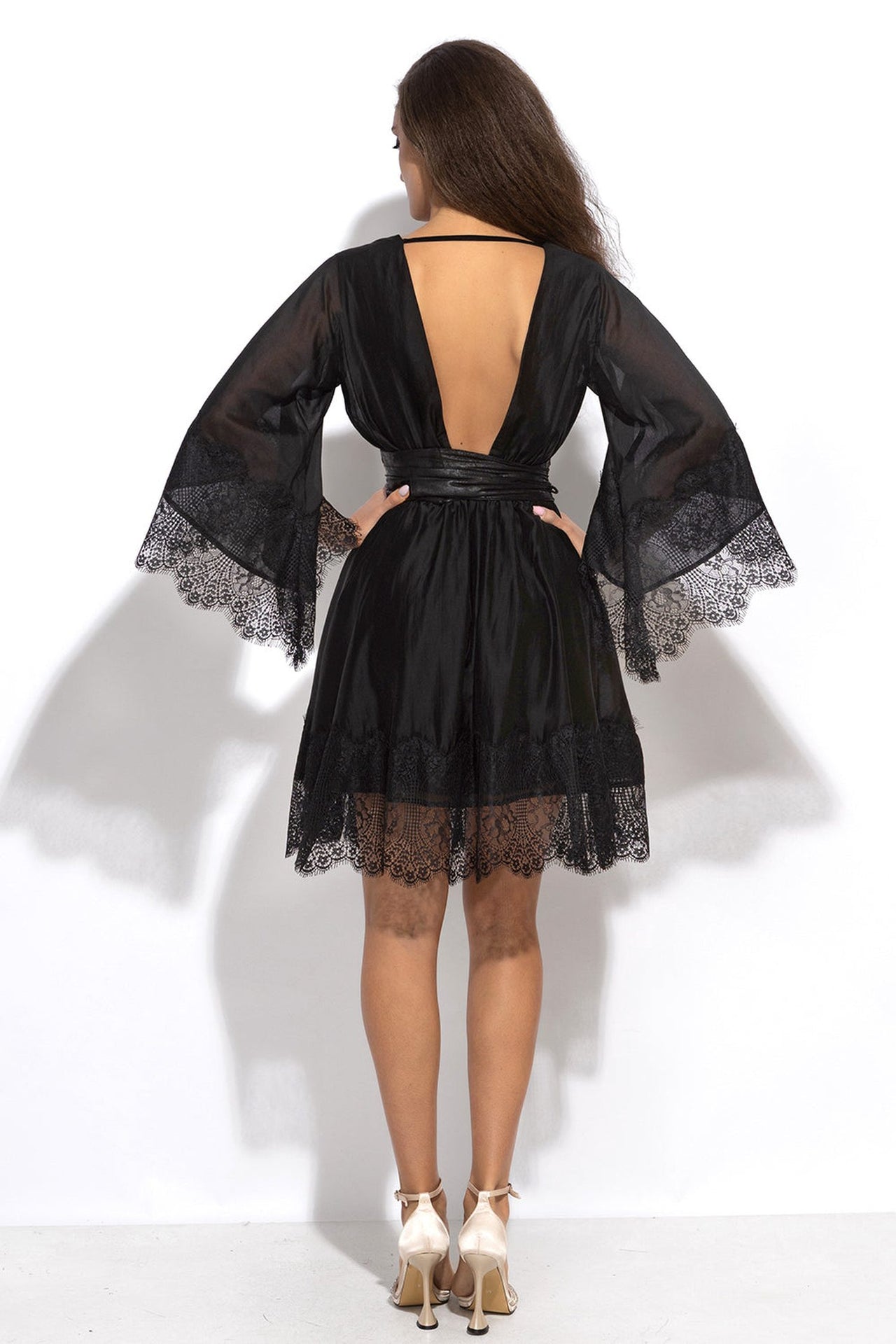 ROBE COURTE EN TENCEL AVEC DENTELLE NOIRE - ESSENTIALS