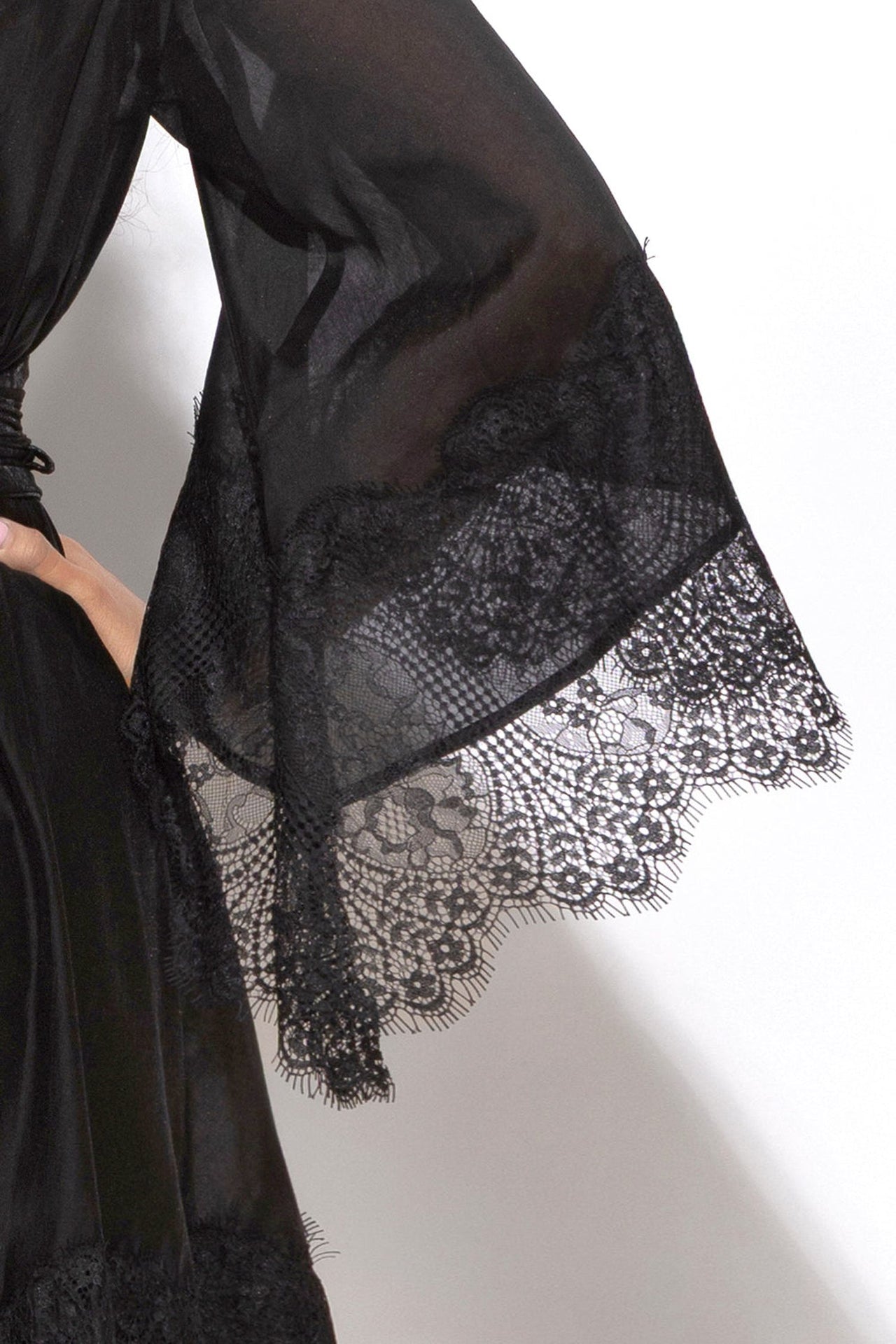 ROBE COURTE EN TENCEL AVEC DENTELLE NOIRE - ESSENTIALS