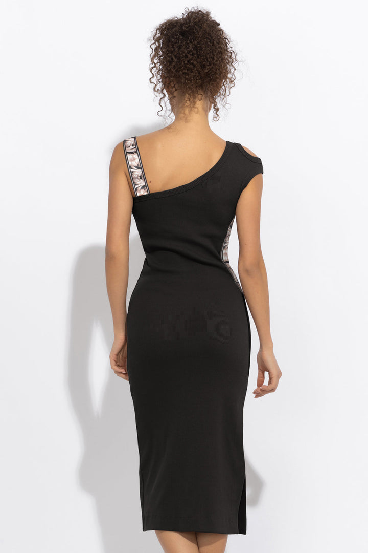 BLACK COTTON MIDI DRESS WITH ASYMMETRICAL SHOULDERS AND STRAP BAROQUE PEARL - ESSENTIALS JIORO ПАМУЧНА МИДИ РОКЛЯ С АСИМЕТРИЧНИ РАМЕНЕ И ПРЕЗРАМКА BAROQUE PEARL - ESSENTIALS JIORO