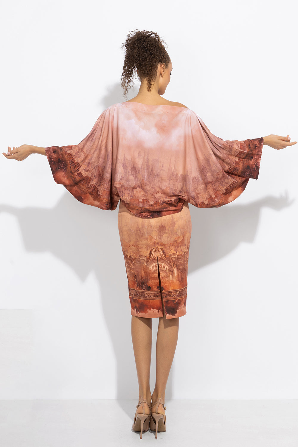 LOOSE TUNIC WITH BATWING SLEEVES - ANCIENT TOWN