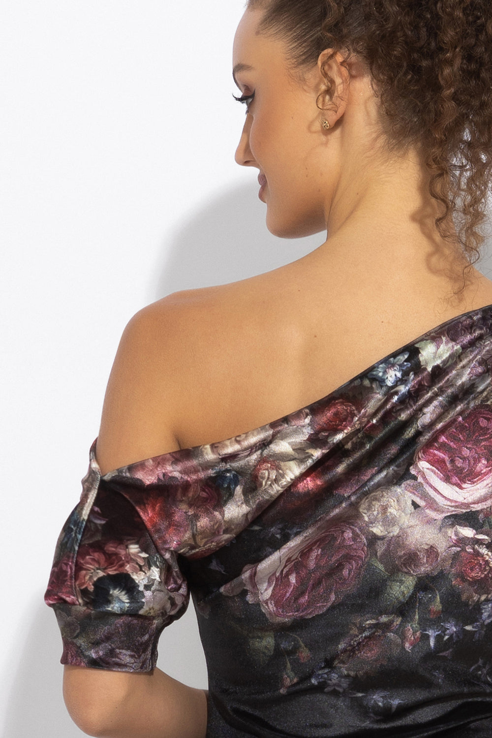 VELVET OFF-SHOULDER DRESS - VINTAGE FLOWERS JIORO РОКЛЯ С ПАДНАЛО РАМО ОТ КАДИФЕ - VINTAGE FLOWERS JIORO