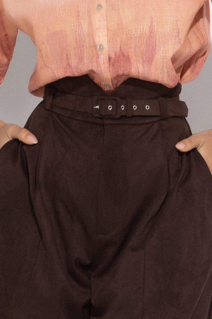 SUEDE-EFFECT BELT IN DARK BROWN - ESSENTIALS JIORO КОЛАН В ТЪМНО КАФЯВО С ВЕЛУРЕН ЕФЕКТ - ESSENTIALS JIORO