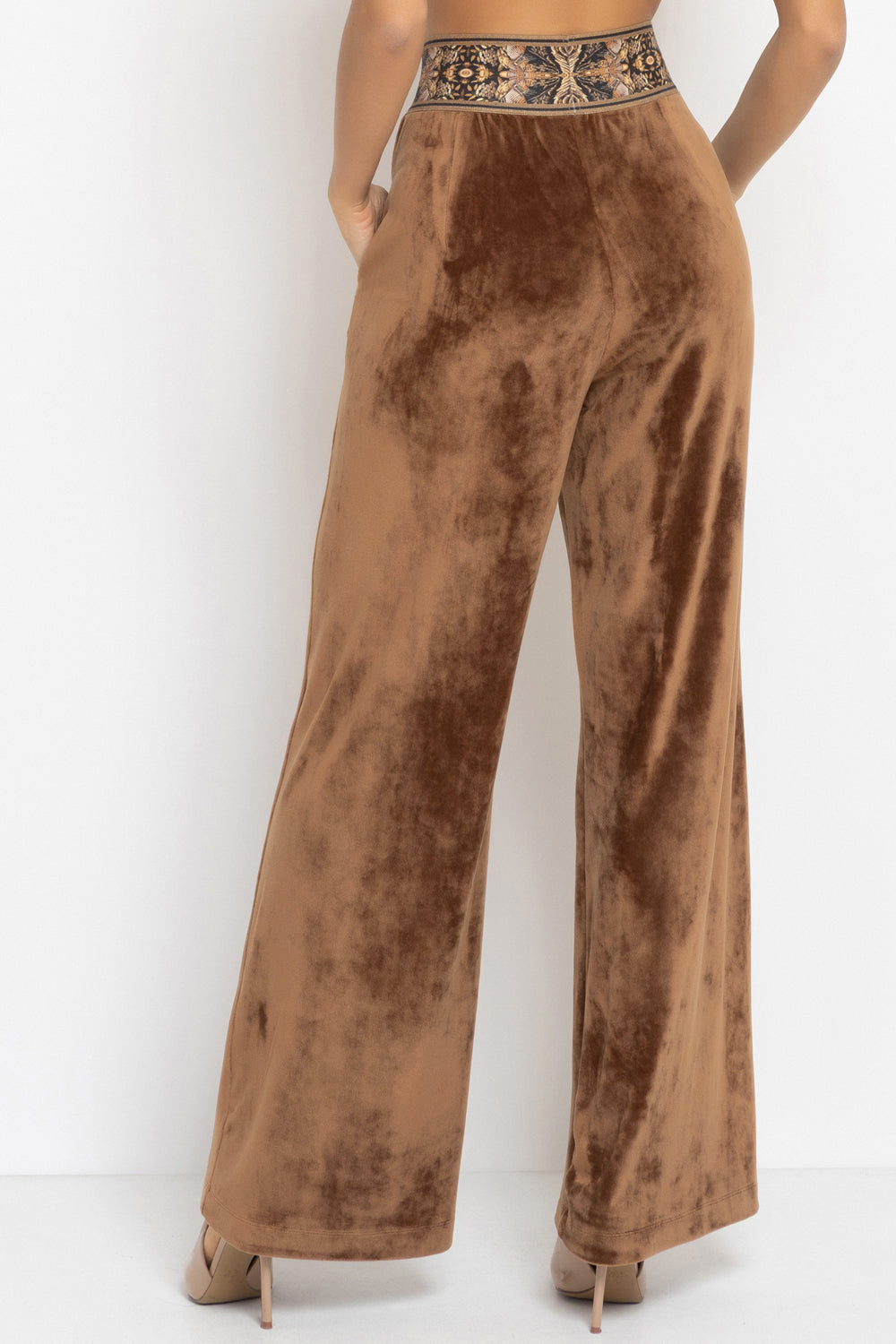VELVET WIDE-LEG TROUSERS WITH ELASTIC WAIST IN CAMEL - ESSENTIALS JIORO ПАНТАЛОН ОТ КАДИФЕ С ШИРОК КРАЧОЛ И ЛАСТИК В ТАЛИЯ В КАМЕЛ - ESSENTIALS JIORO