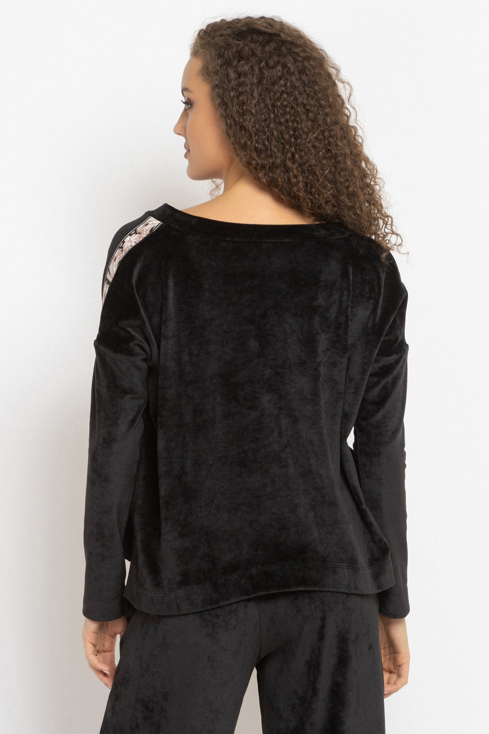 LOOSE SQUARE-CUT VELVET BLOUSE IN BLACK - ESSENTIALS JIORO СВОБОДНА БЛУЗА ОТ КАДИФЕ В ЧЕРНО - ESSENTIALS JIORO