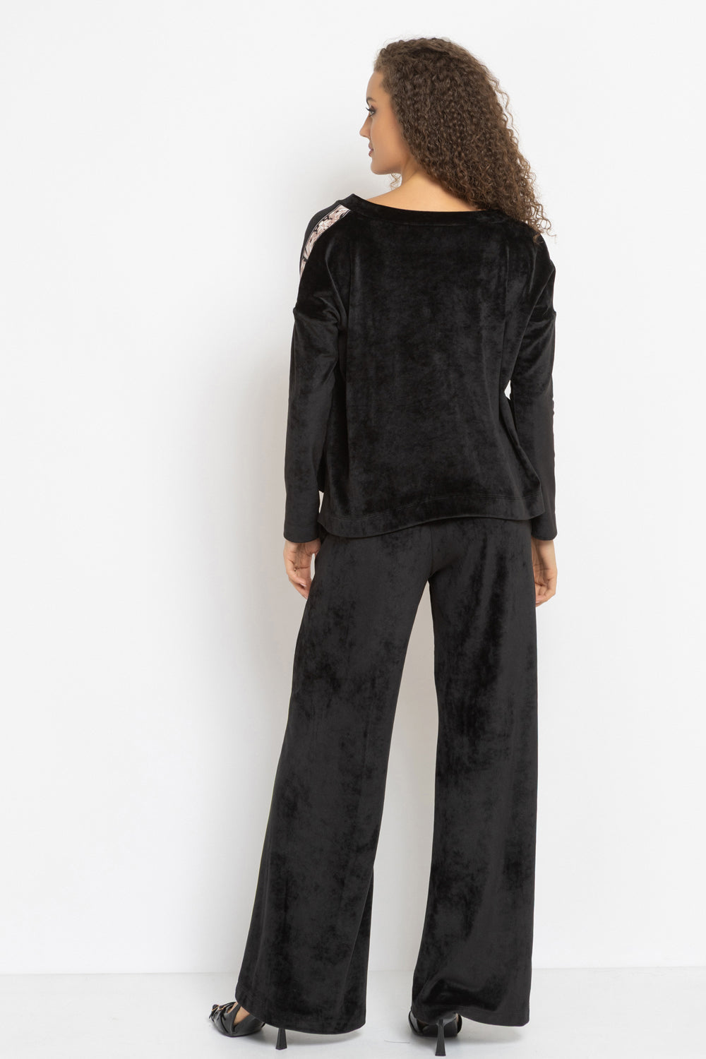 LOOSE SQUARE-CUT VELVET BLOUSE IN BLACK - ESSENTIALS JIORO СВОБОДНА БЛУЗА ОТ КАДИФЕ В ЧЕРНО - ESSENTIALS JIORO