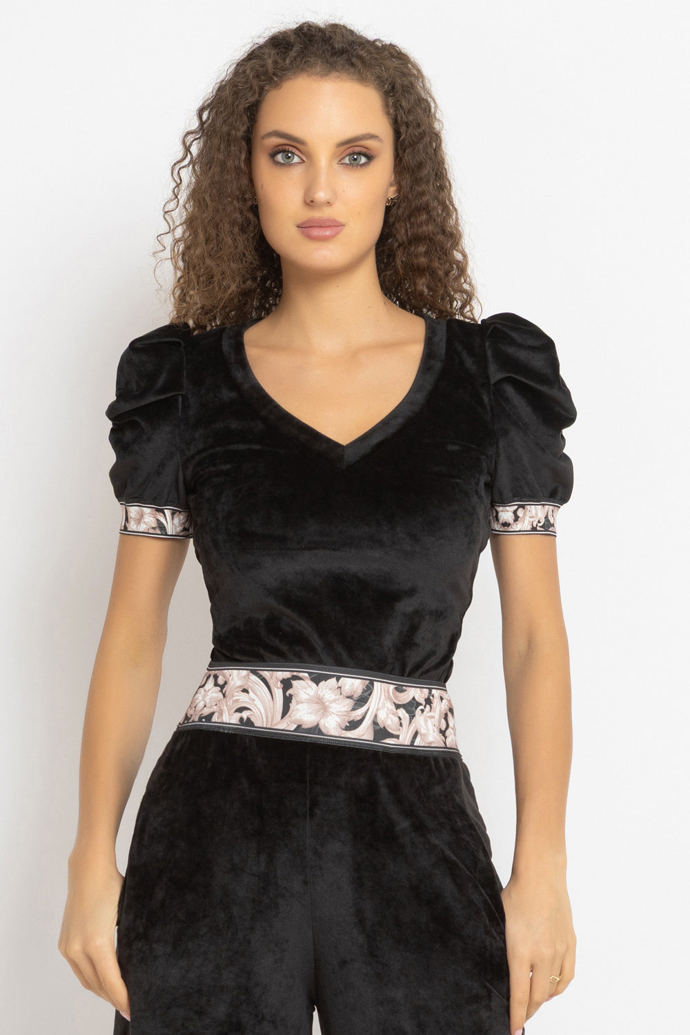 VELVET BLOUSE WITH PUFF SLEEVES AND V-NECKLINE IN BLACK - ESSENTIALS JIORO БЛУЗА ОТ КАДИФЕ С НАБРАН КЪС РЪКАВ И V ДЕКОЛТЕ В ЧЕРНО - ESSENTIALS JIORO