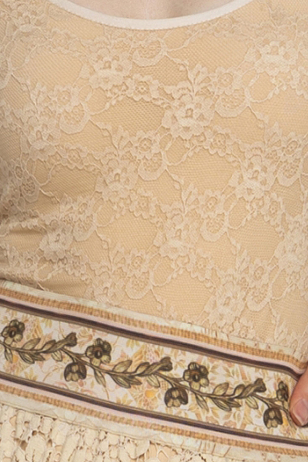 LACE BODYSUIT WITH DEEP SCOOP NECKLINE BEIGE - ESSENTIALS JIORO ДАНТЕЛЕНО БОДИ БЕЗ РЪКАВ С ДЪЛБОКО ОВАЛНО ДЕКОЛТЕ В БЕЖОВО - ESSENTIALS JIORO