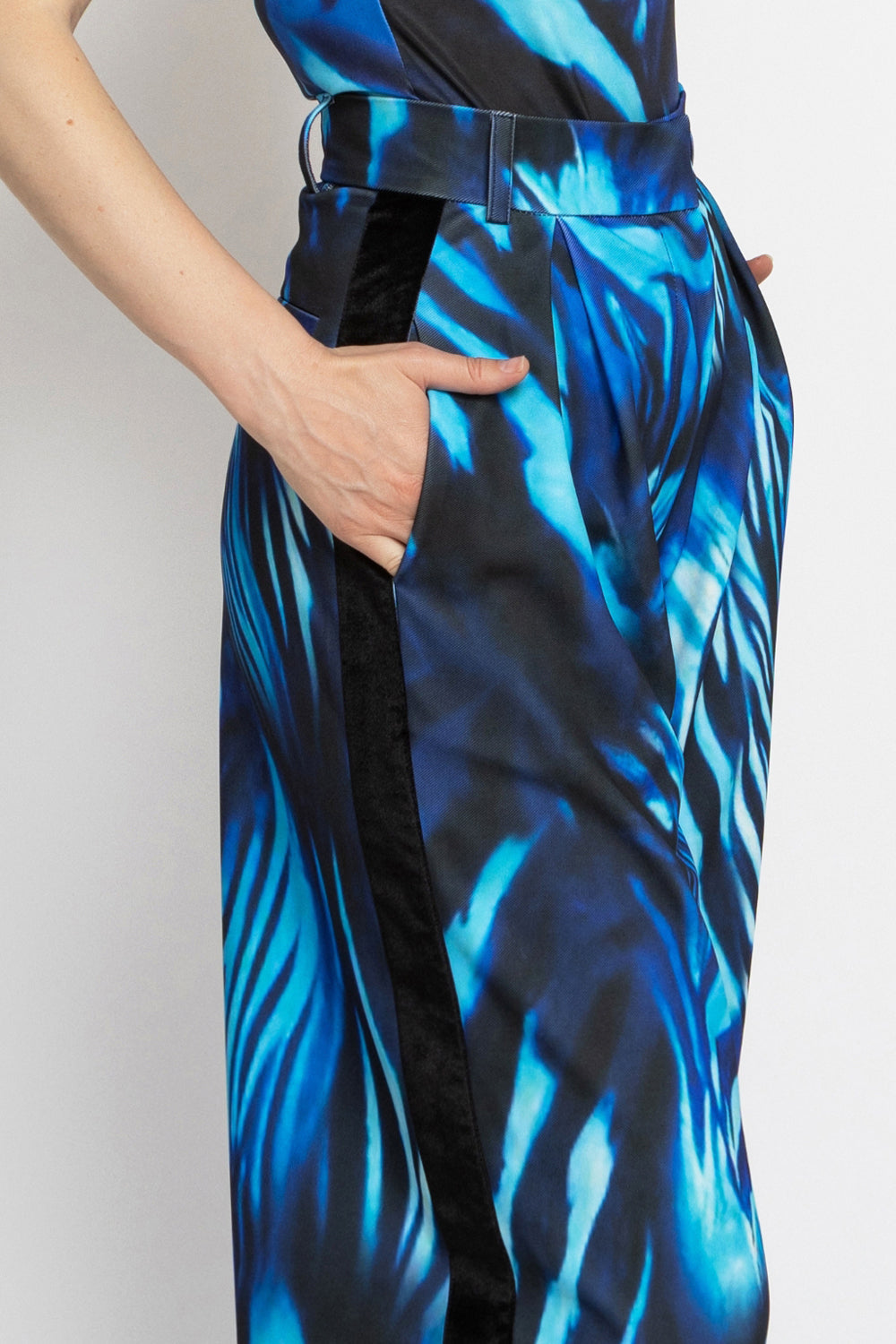 PLEATED WIDE-LEG VISCOSE PANTS - SHADES OF BLUE