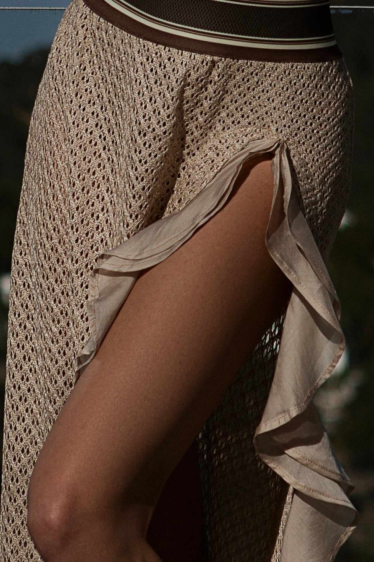 JUPE LONGUE EN MAILLE DE COTON À VOLANTS BEIGE – ESSENTIALS