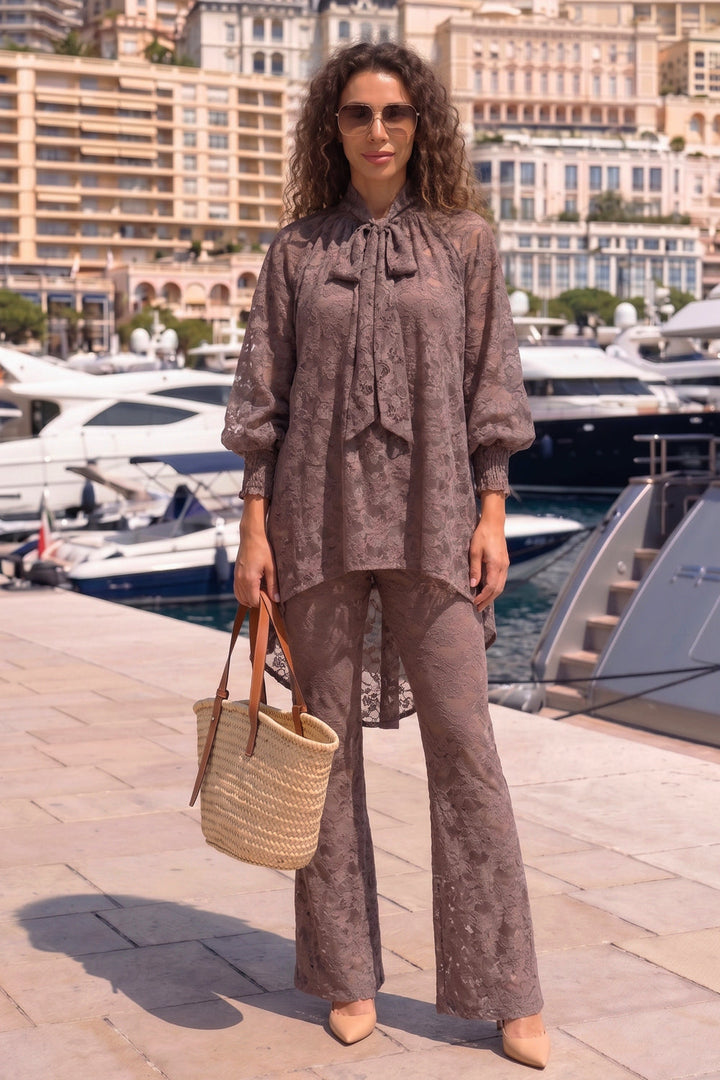 MOCHA LACE SHIRT WITH FRONT BOW AND LONG BACK - ESSENTIALS JIORO ДАНТЕЛЕНА РИЗА В ЦВЯТ МОКА С ИЗДЪЛЖЕН ГРЪБ - ESSENTIALS JIORO