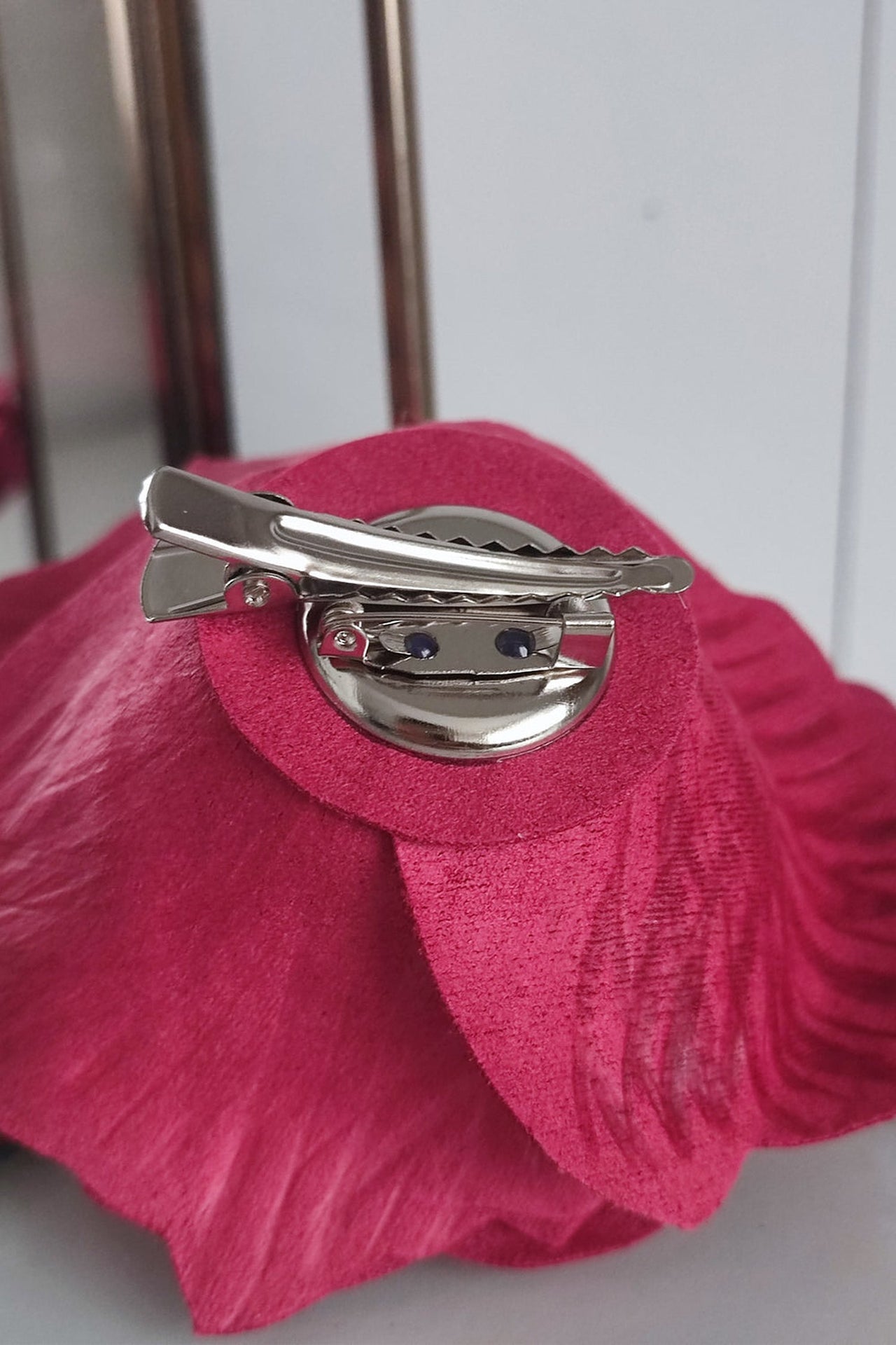 BROCHE MOYENNE ROSE CYCLAMEN ASPECT DAIM