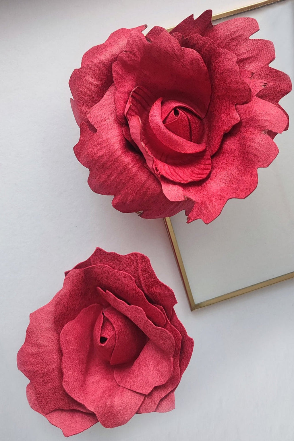 PETITE BROCHE ROSE CYCLAMEN ASPECT DAIM