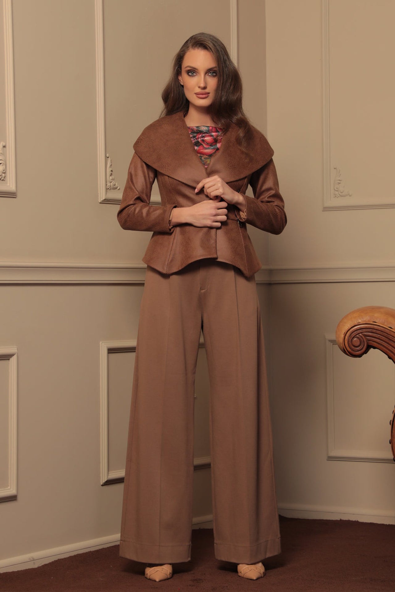 SUEDE-LOOK BLAZER WITH ASYMMETRICAL CLOSURE  IN BROWN- ESSENTIALS JIORO БЛЕЙЗЕР С ШАЛ ЯКА ОТ ВЕЛУР В КАФЯВО - ESSENTIALS JIORO