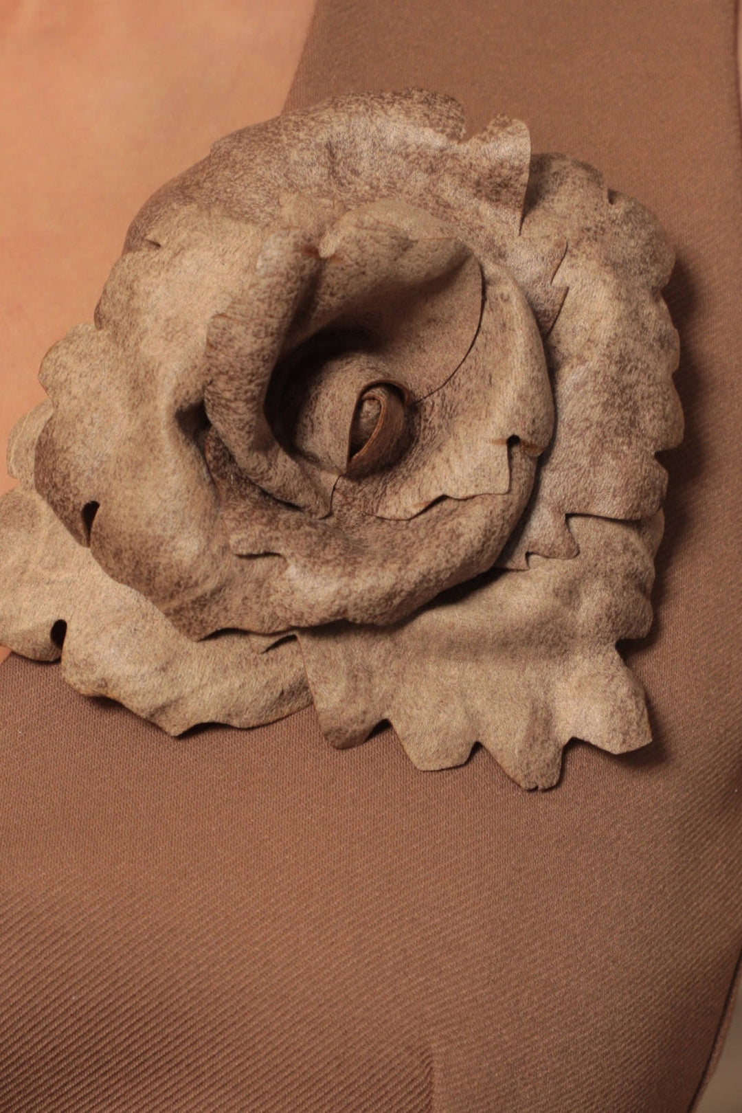 BROCHE MOYENNE ROSE BEIGE ASPECT DAIM