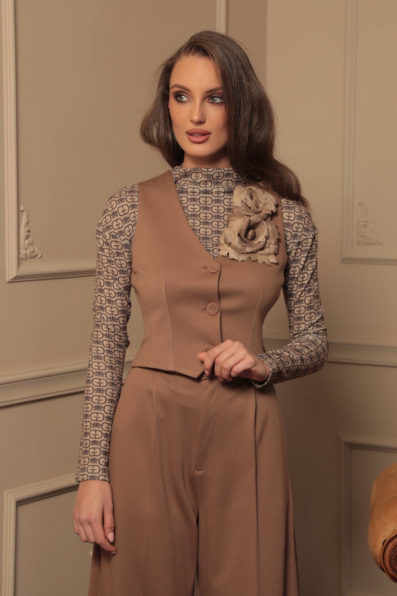 VISCOSE BLEND VEST IN BEIGE - ESSENTIALS