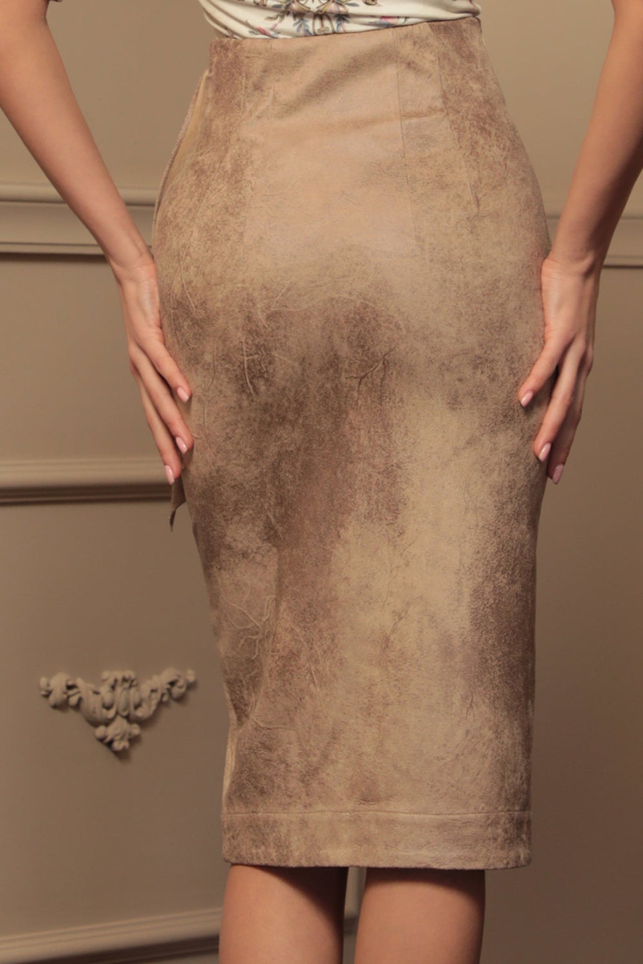 CAPPUCINO WRAP SKIRT - ESSENTIALS JIORO ПОЛА ОТ ВЕЛУР В ЦВЯТ КАПУЧИНО - ESSENTIALS JIORO