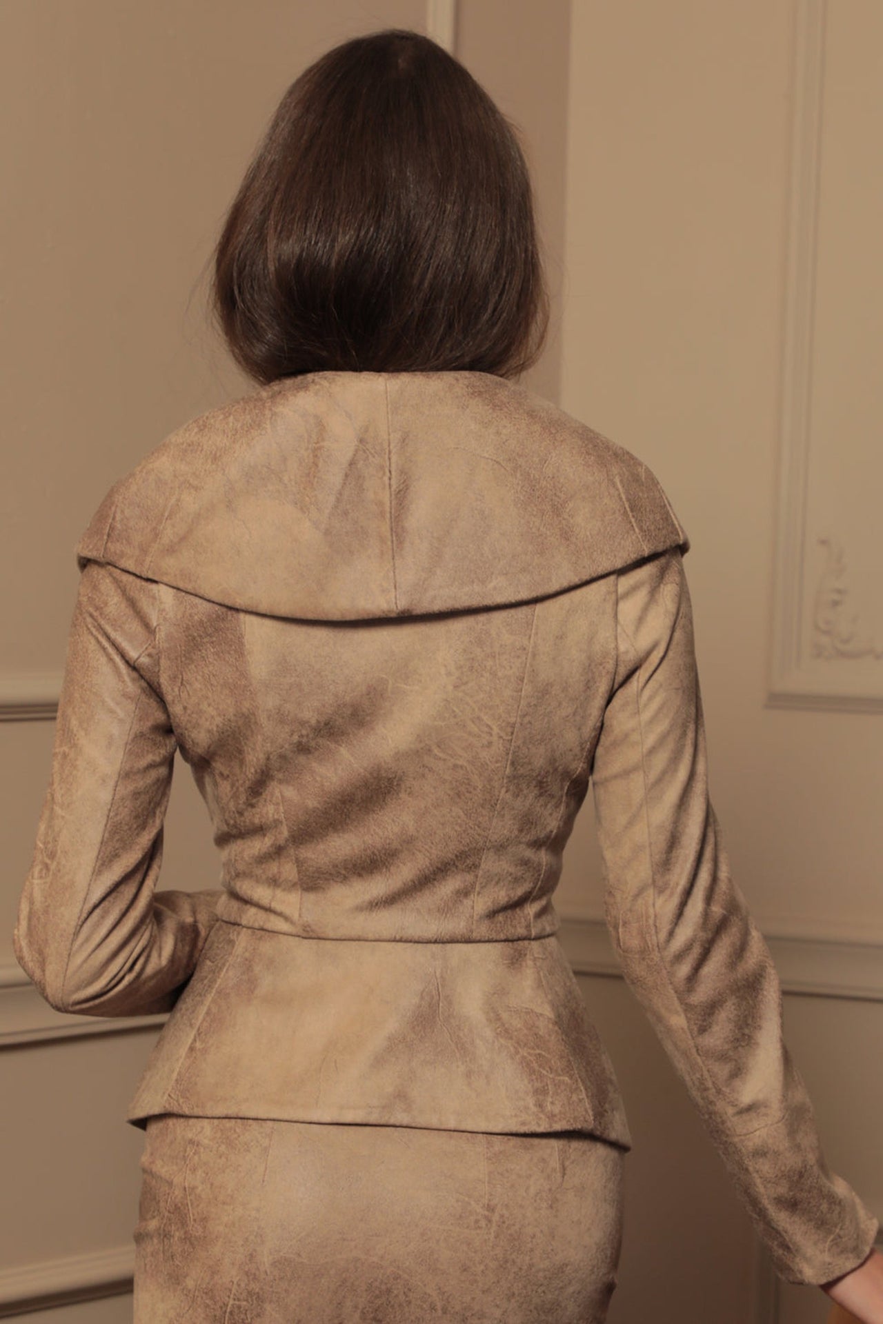 SUEDE-LOOK BLAZER WITH ASYMMETRICAL CLOSURE IN CAPPUCINO- ESSENTIALS JIORO БЛЕЙЗЕР С ШАЛ ЯКА ОТ ВЕЛУР В ЦВЯТ КАПУЧИНО - ESSENTIALS JIORO