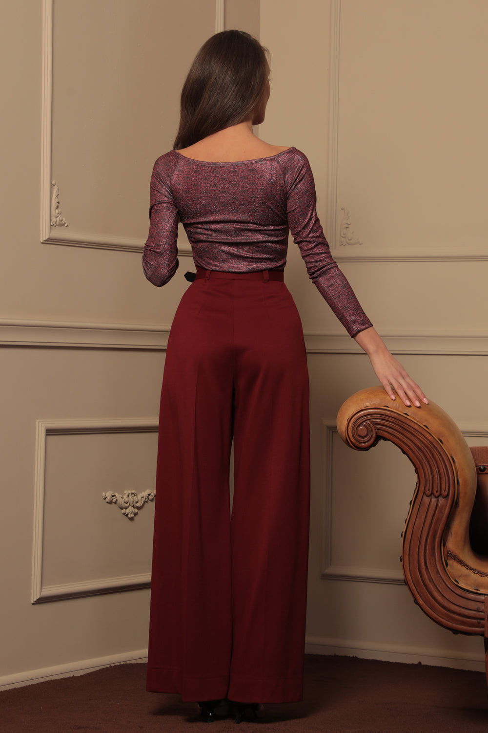 TOP WITH TWIST DETAIL AND LONG SLEEVES - BURGUNDY LOGO