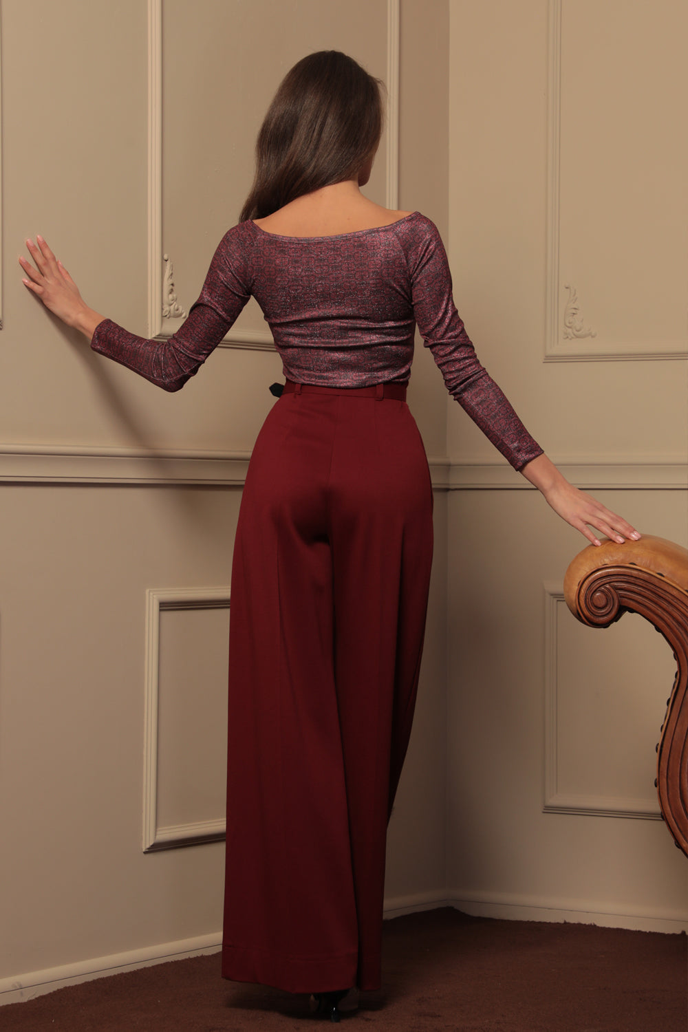 TOP WITH TWIST DETAIL AND LONG SLEEVES - BURGUNDY LOGO