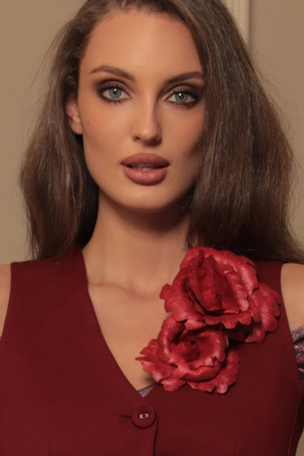 MEDIUM SUEDE-LOOK RED ROSE BROOCH JIORO РЪЧНО ИЗРАБОТЕНА БРОШКА ОТ ВЕЛУР СРЕДНО ЦВЕТЕ В ЧЕРВЕНО JIORO