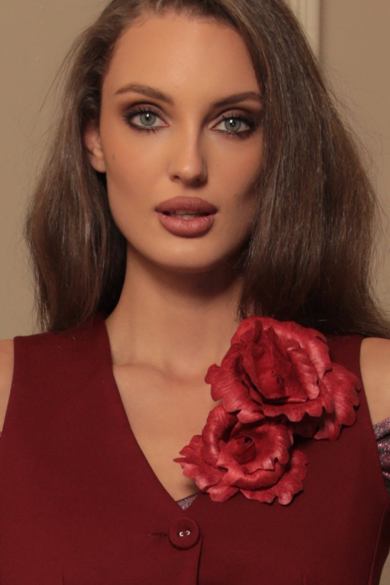 MEDIUM SUEDE-LOOK RED ROSE BROOCH JIORO РЪЧНО ИЗРАБОТЕНА БРОШКА ОТ ВЕЛУР СРЕДНО ЦВЕТЕ В ЧЕРВЕНО JIORO