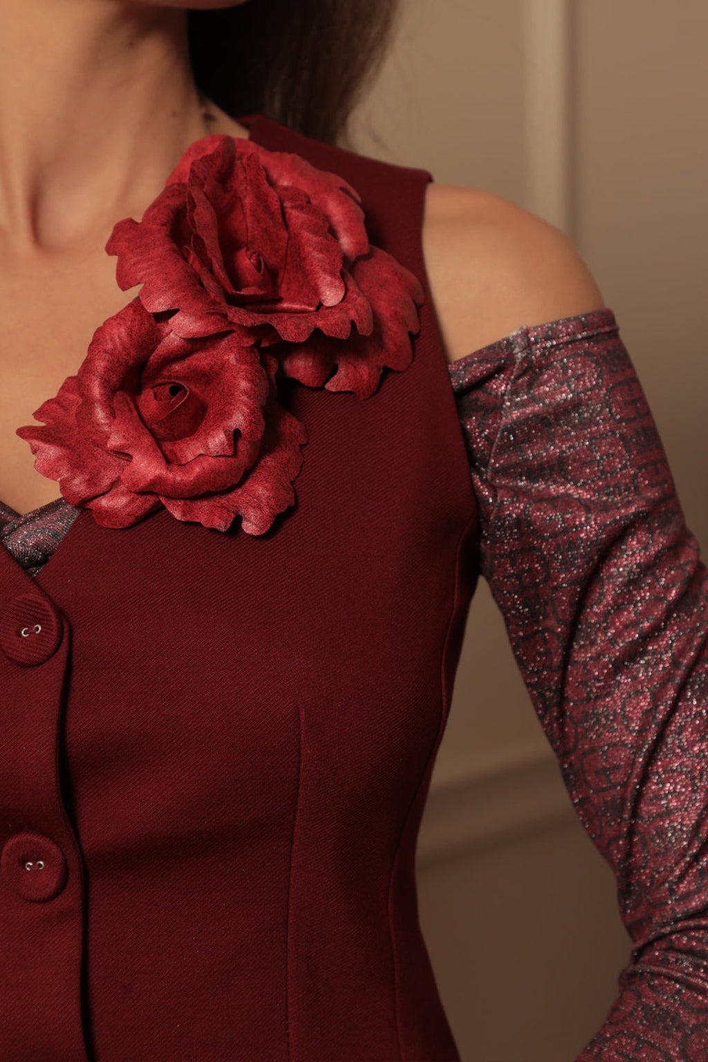 MEDIUM SUEDE-LOOK RED ROSE BROOCH JIORO РЪЧНО ИЗРАБОТЕНА БРОШКА ОТ ВЕЛУР СРЕДНО ЦВЕТЕ В ЧЕРВЕНО JIORO