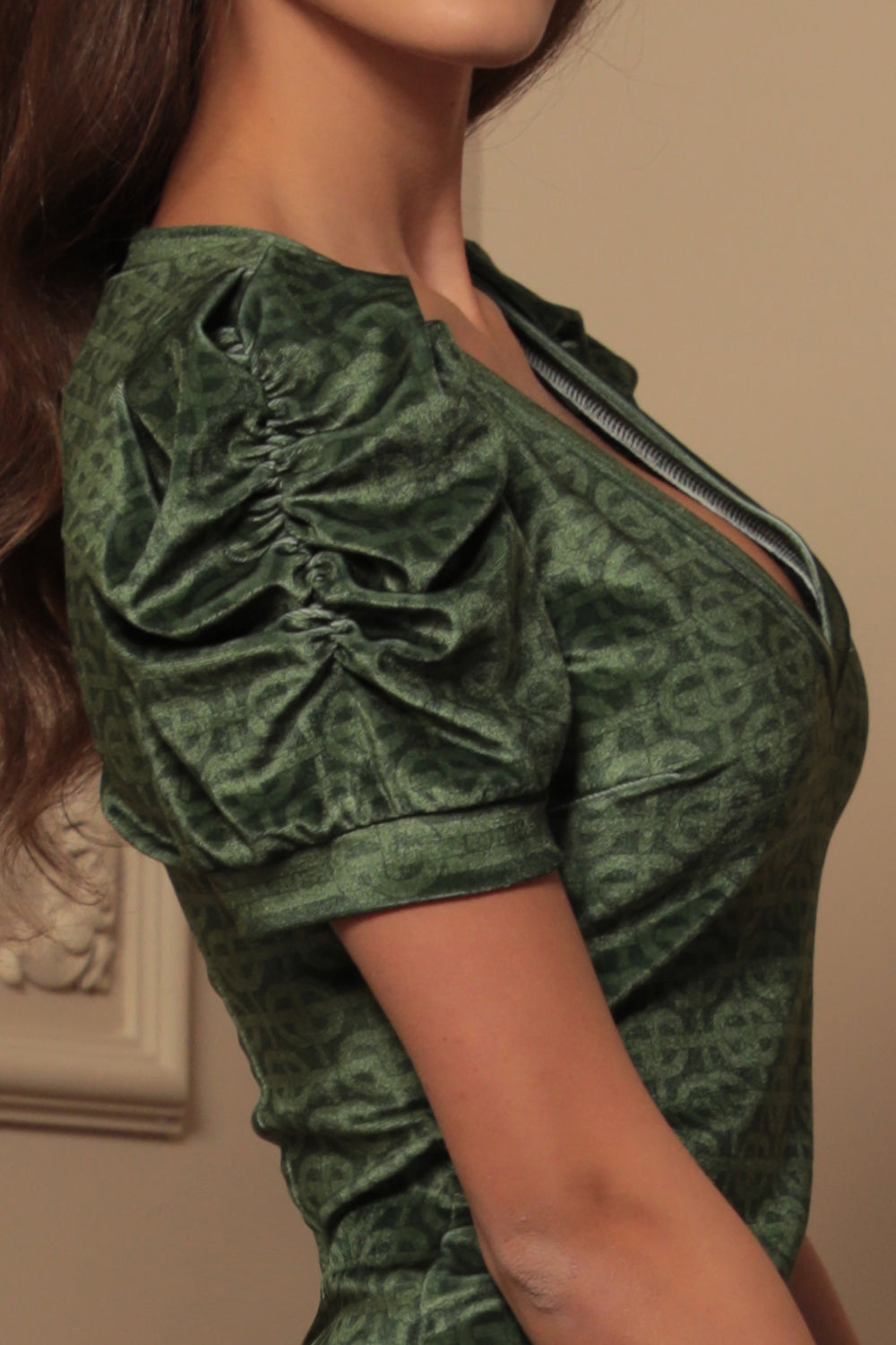 ROBE EN VELOURS À MANCHES BOUFFANTES - LOGO VERT ÉMERAUDE