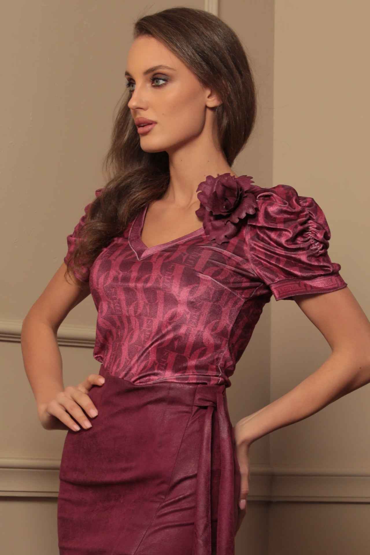 BLOUSE WITH PUFF SLEEVES AND V-NECKLINE - BURGUNDY LOGO