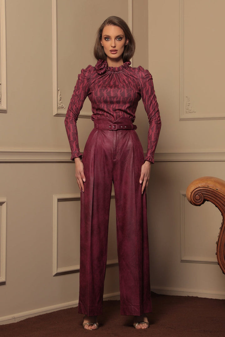 BLOUSE WITH GATHERED NECKLINE AND LOGO PRINT - BURGUNDY LOGO JIORO БЛУЗА ОТ ФИНО ПЛЕТИВО - BURGUNDY LOGO JIORO