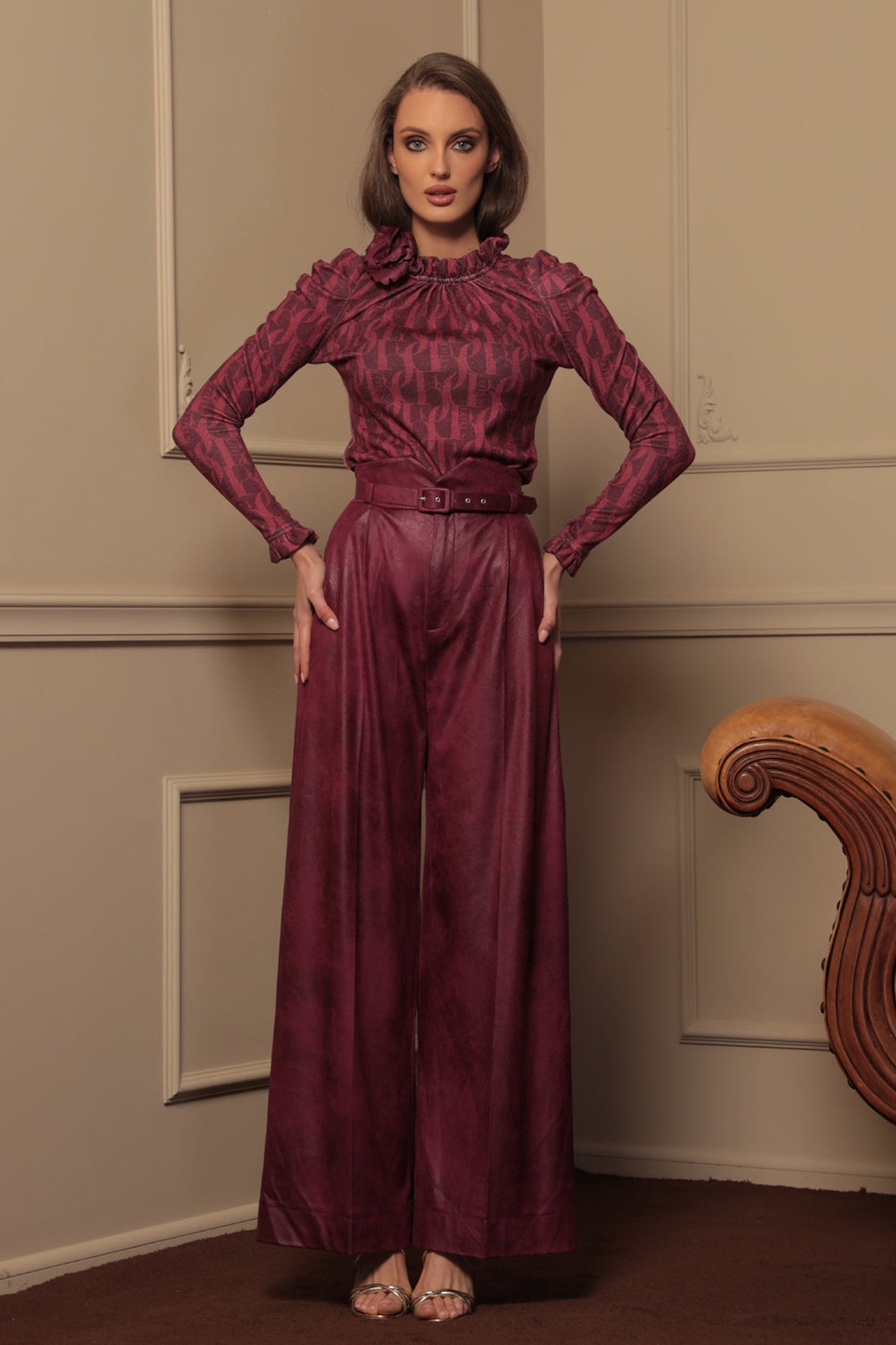 PANTALON BORDEAUX TAILLE HAUTE – ESSENTIELS