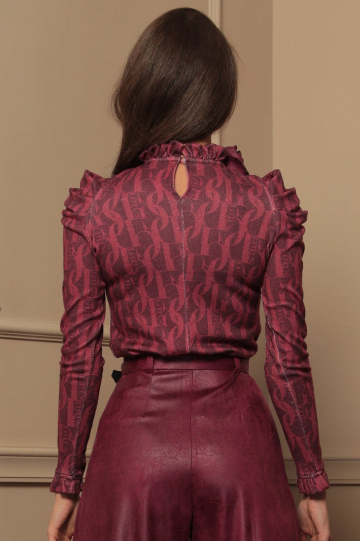 BLOUSE WITH GATHERED NECKLINE AND LOGO PRINT - BURGUNDY LOGO JIORO БЛУЗА ОТ ФИНО ПЛЕТИВО - BURGUNDY LOGO JIORO