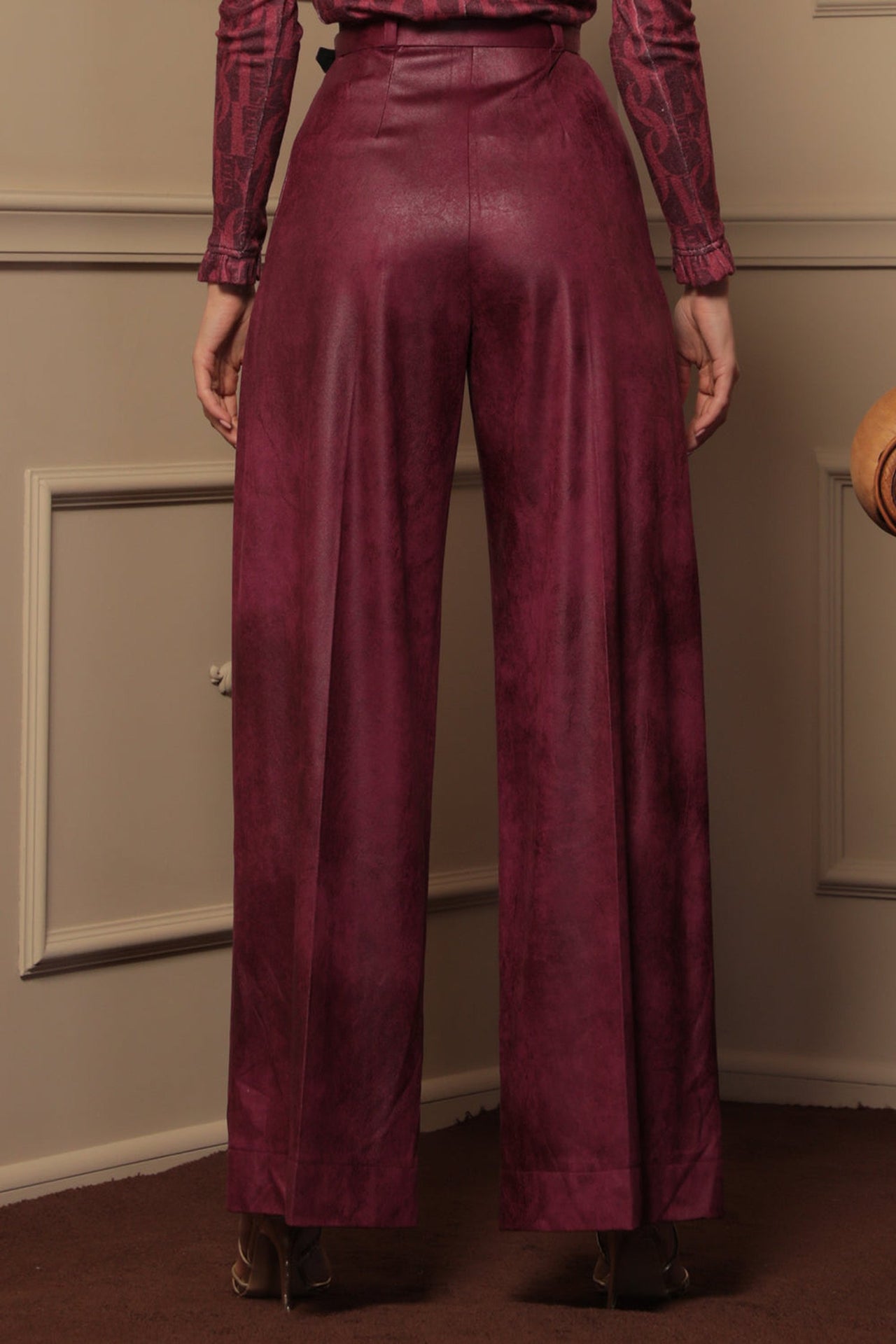 PANTALON BORDEAUX TAILLE HAUTE – ESSENTIELS